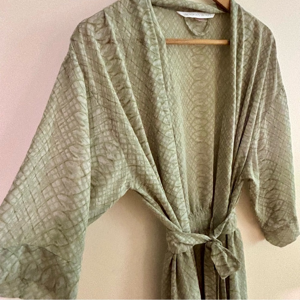 Victoria's Secret Semi Sheer light Green patterned Short Robe One Size
